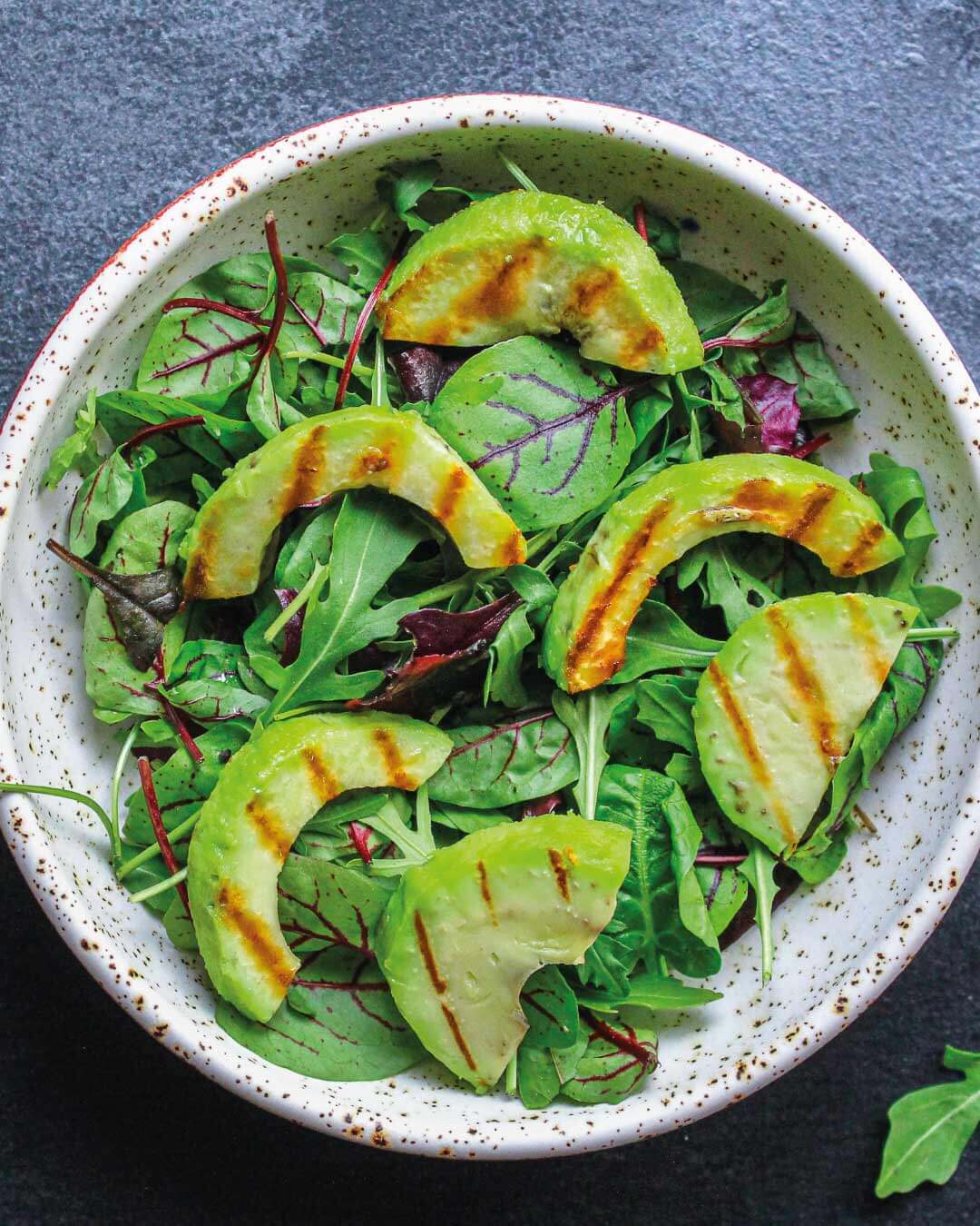 Ensalada de Palta y Espinacas con Vinagreta de Cúrcuma