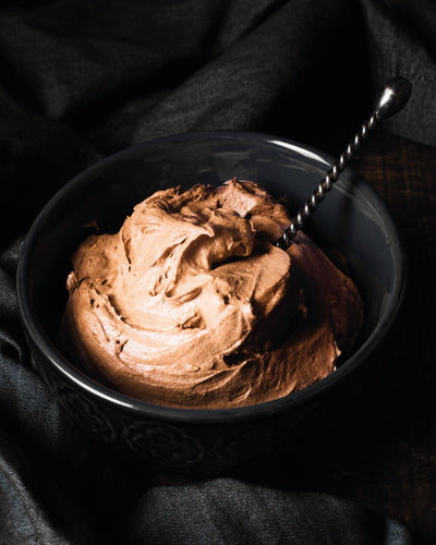 Postre de Chocolate y Mantequilla de Maní con Yogurt y Pita Chips BocanBoca