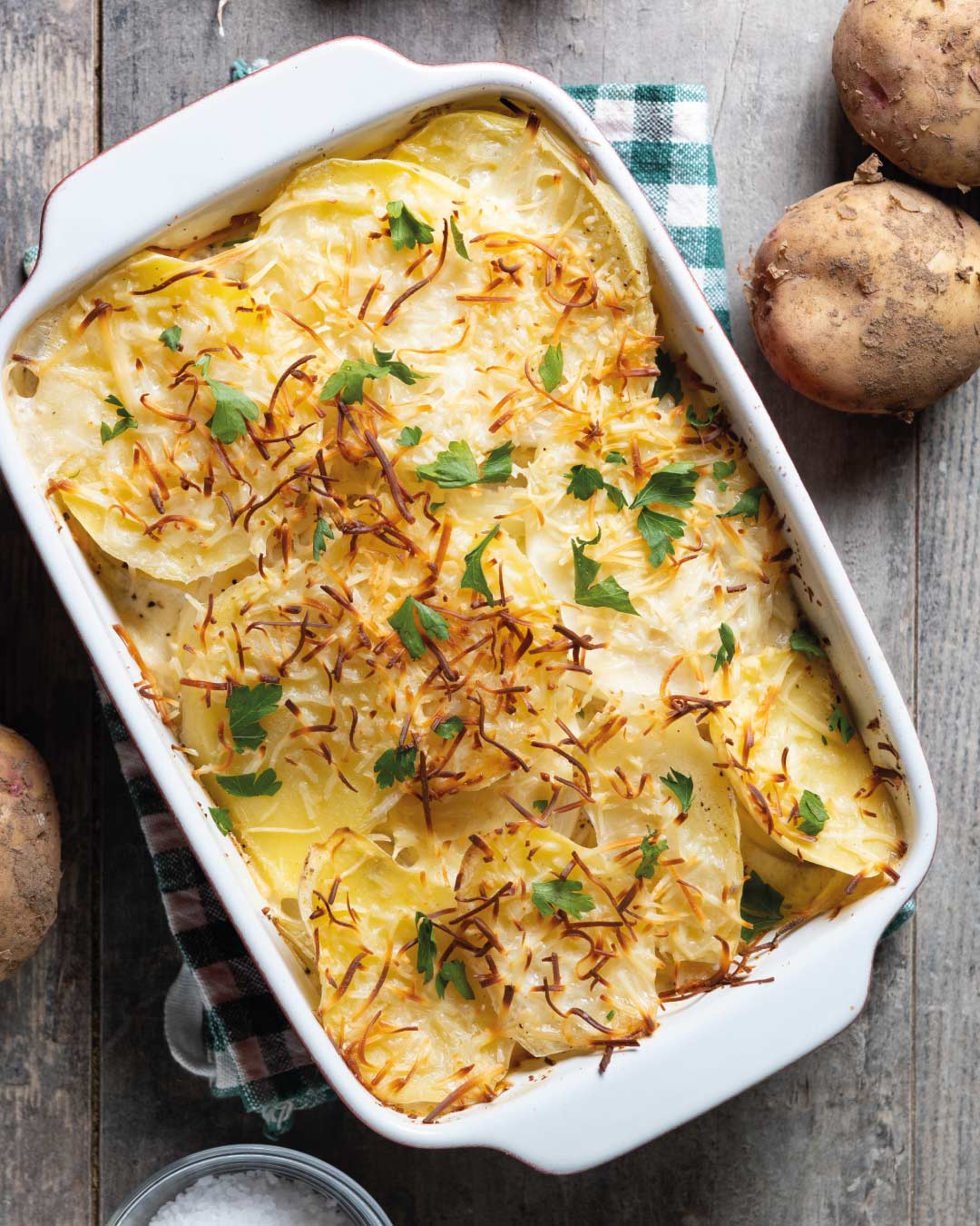 Papas al Horno con Cebolla Caramelizada, Crema y Queso