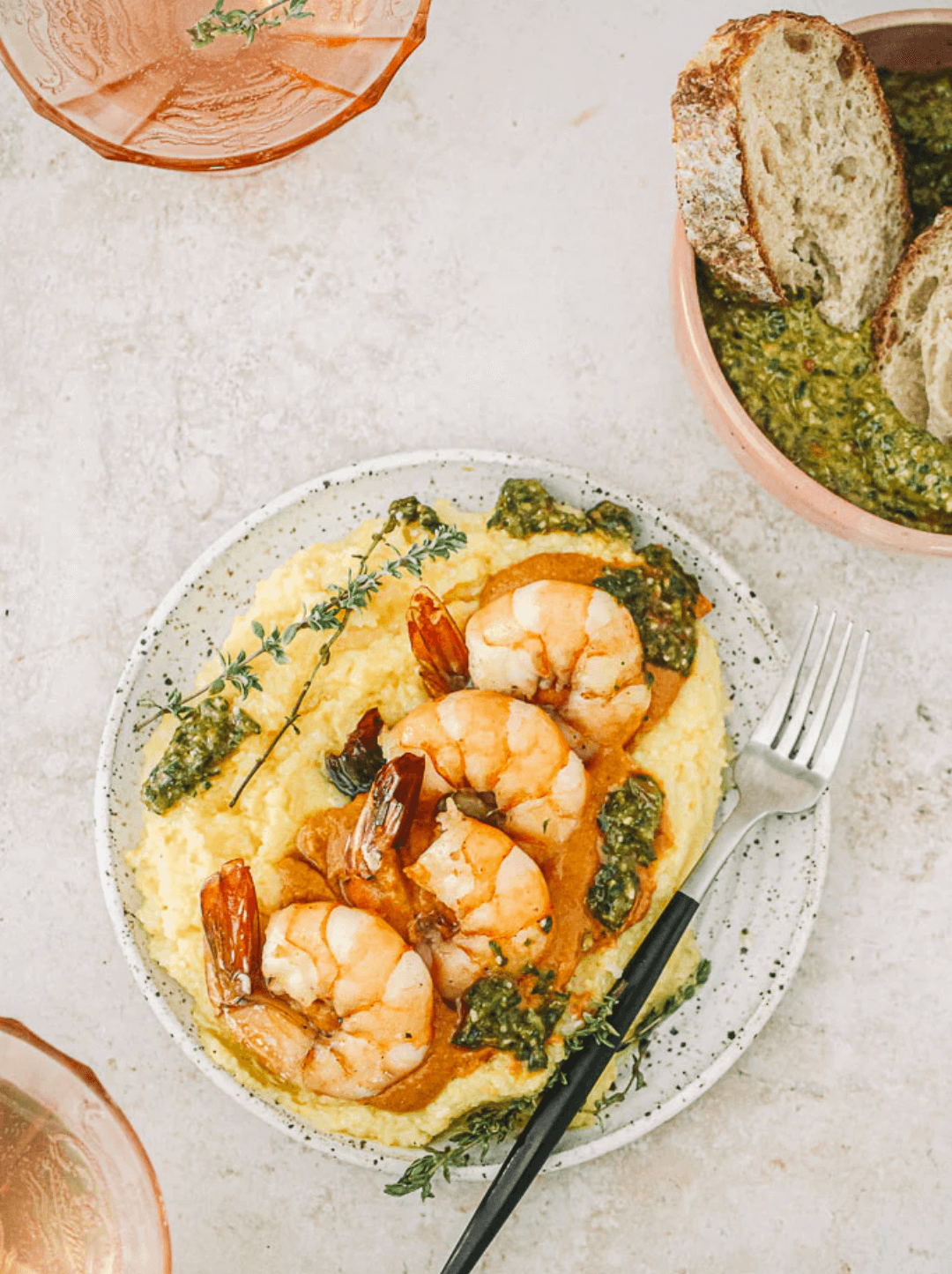 Plato con camarones al ajo junto a una panera.