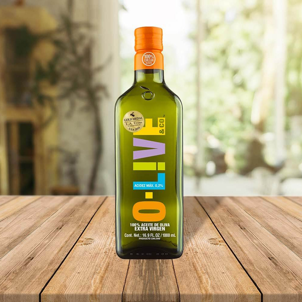 Botella de 1 Lt O-Live Medalla de Oro sobre mesa de madera