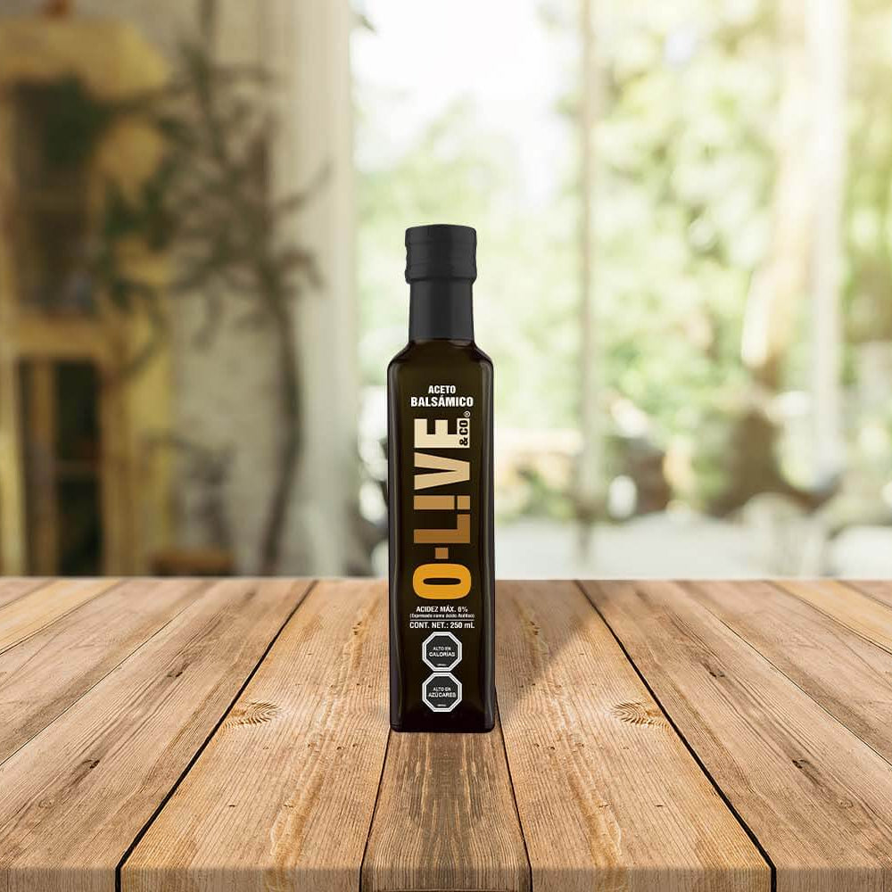 Botella de aceto O-Live&Co de 250 ml sobre una mesa de madera