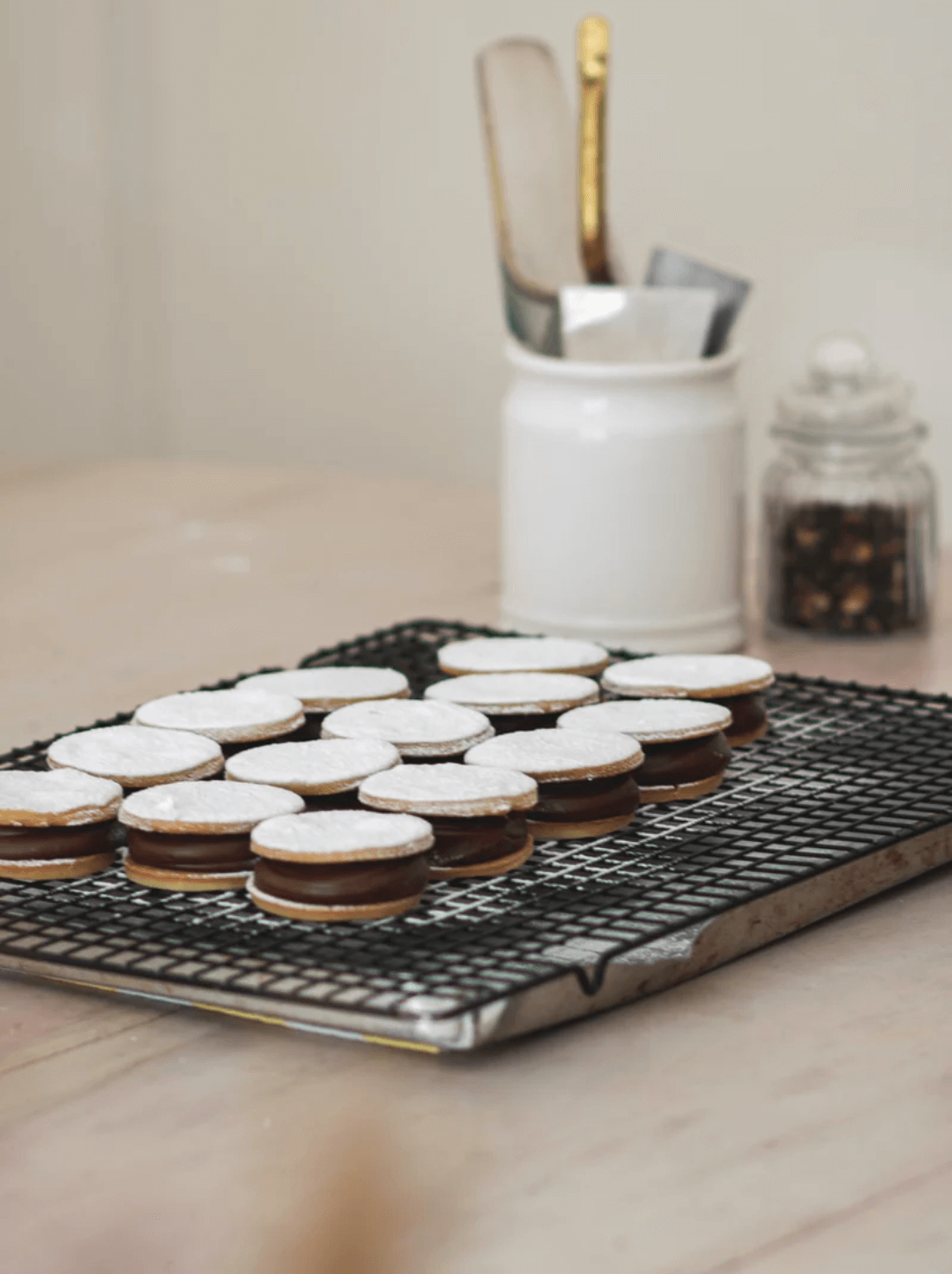 Rejilla con alfajores de maicena.