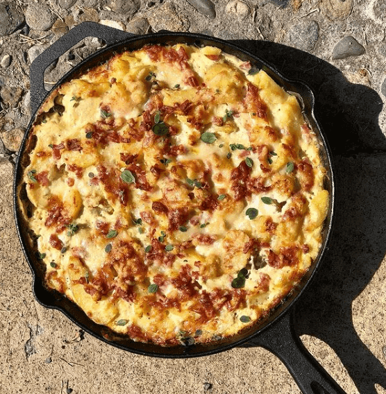 Sartén con gratín de papas a la crema