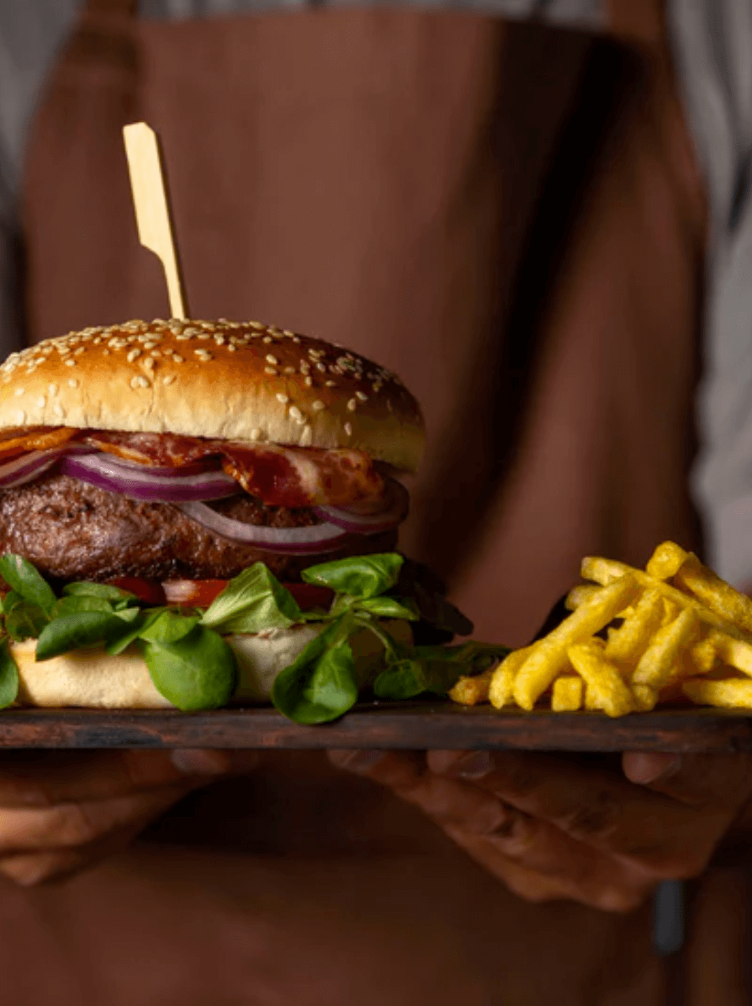 Sabrosa Hamburguesa Casera servida con papas fritas