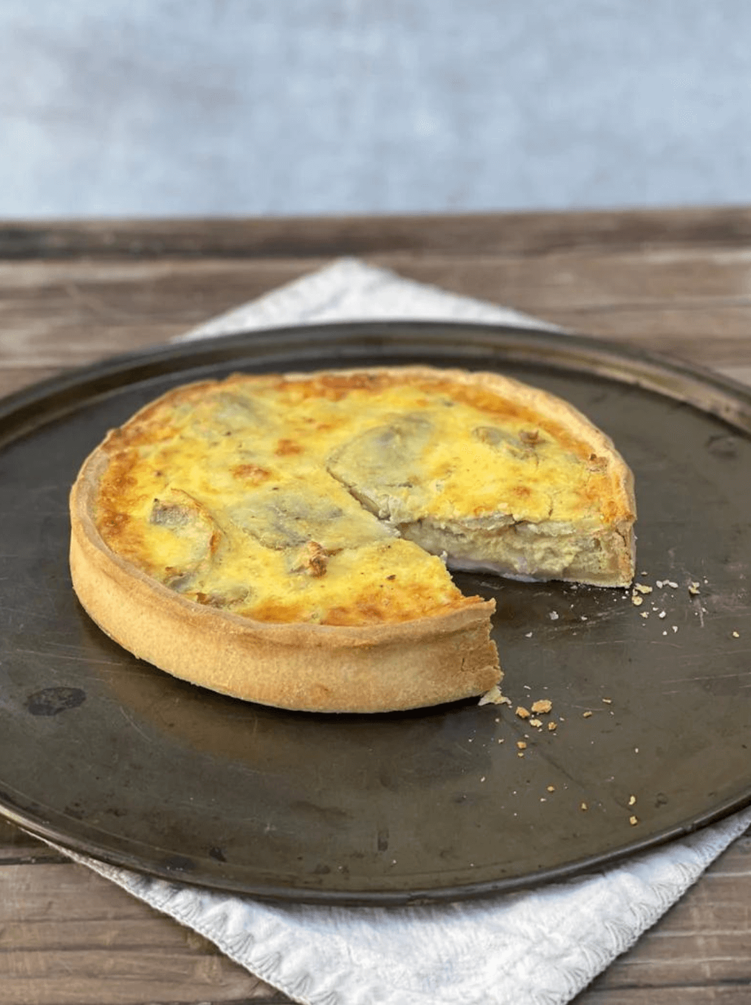 Bandeja con quiche de Alcachofas al cual se le sacó una porción.