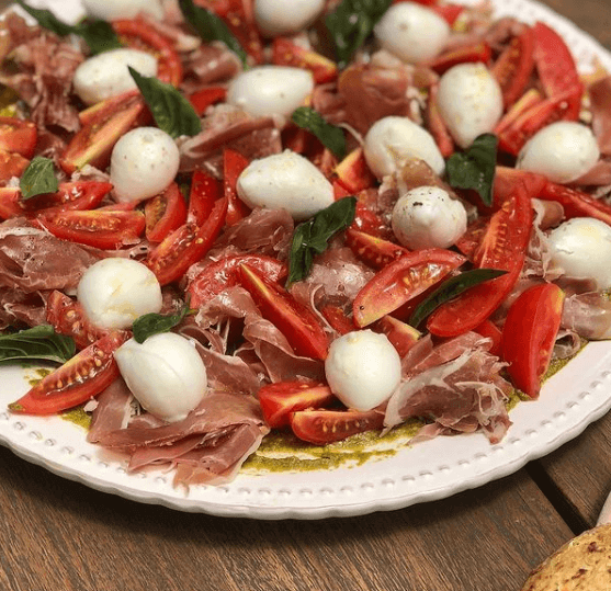 Mozzarella con tomate y jamón serrano