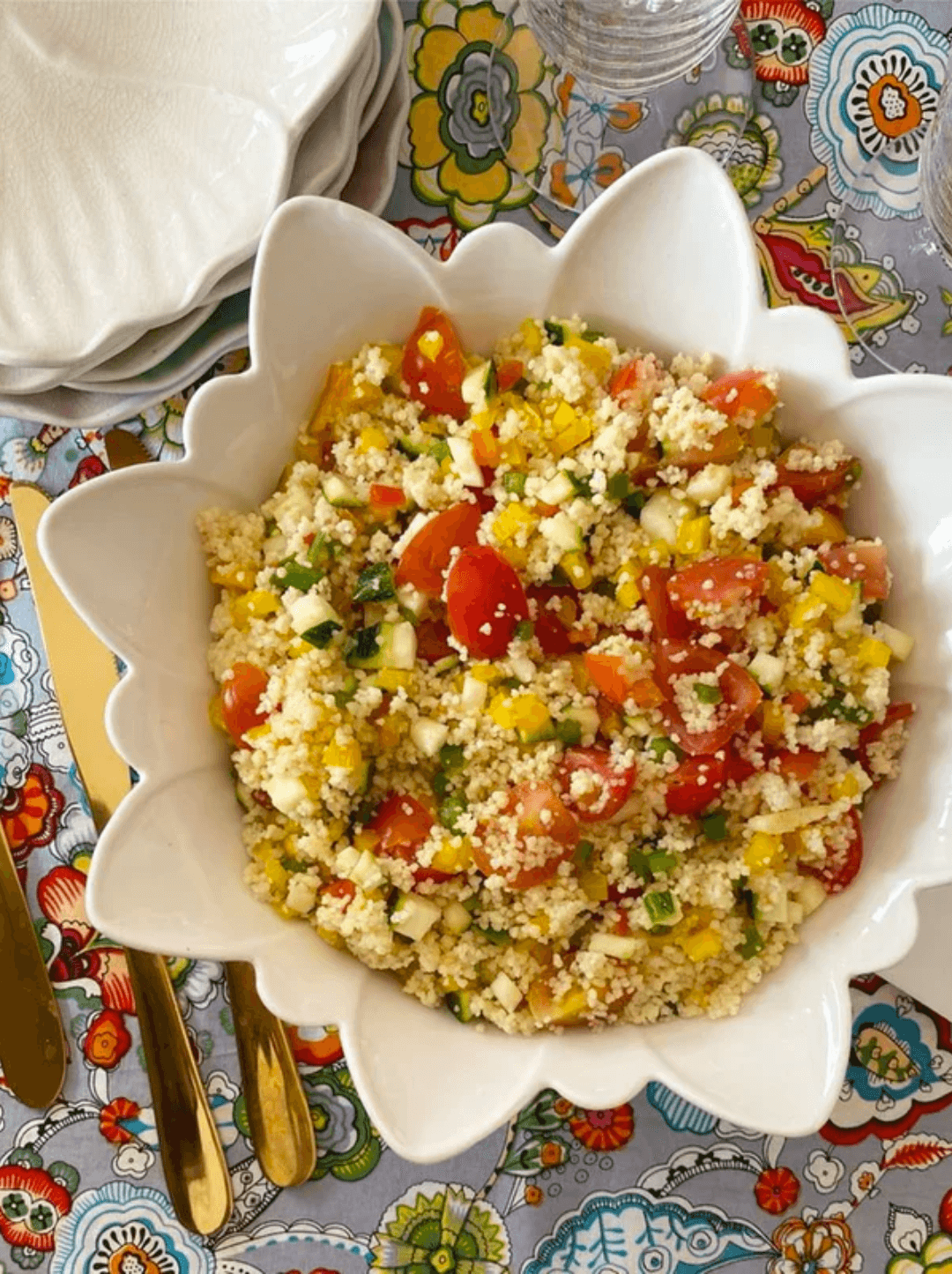 Bol con cous cous con verduras, condimentado con aceite de oliva O-Live & Co.