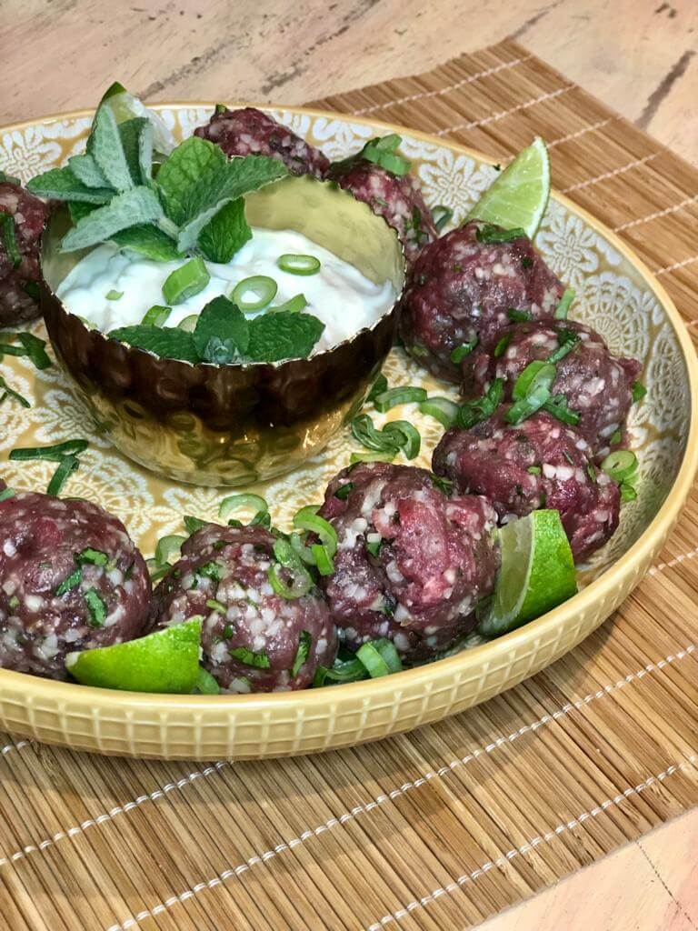 Kubbe crudo con salsa de Yogurt