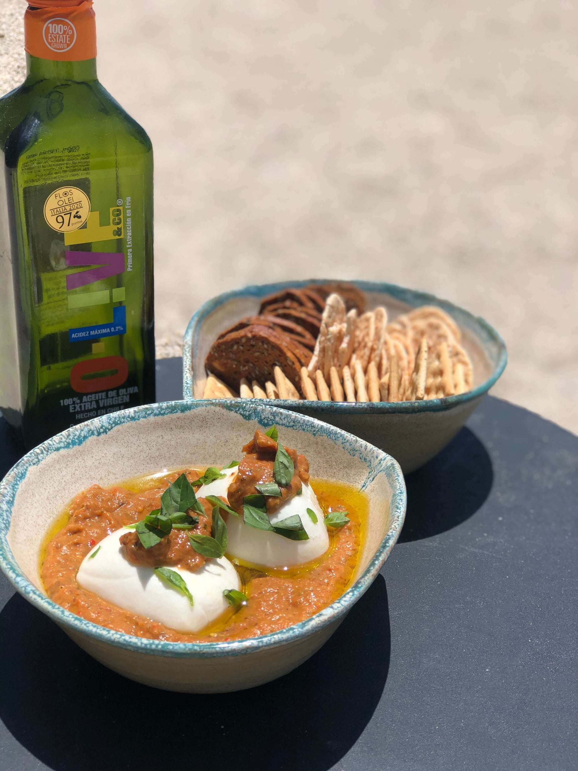 Plato de queso Mozzarella con Dip de Verduras Asadas y una botella de aceite de oliva O-Live & Co
