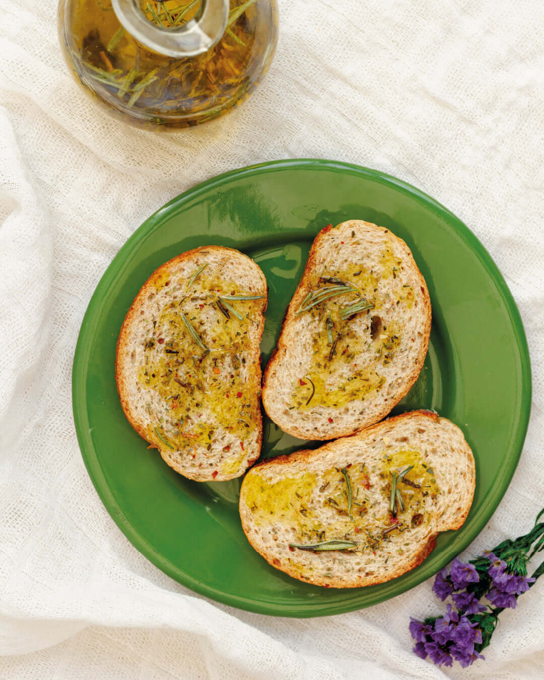 Pan de ajo al horno con aceite de oliva y tomate