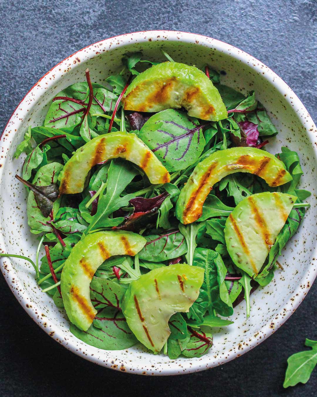 Ensalada de Palta y Espinacas con Vinagreta de Cúrcuma