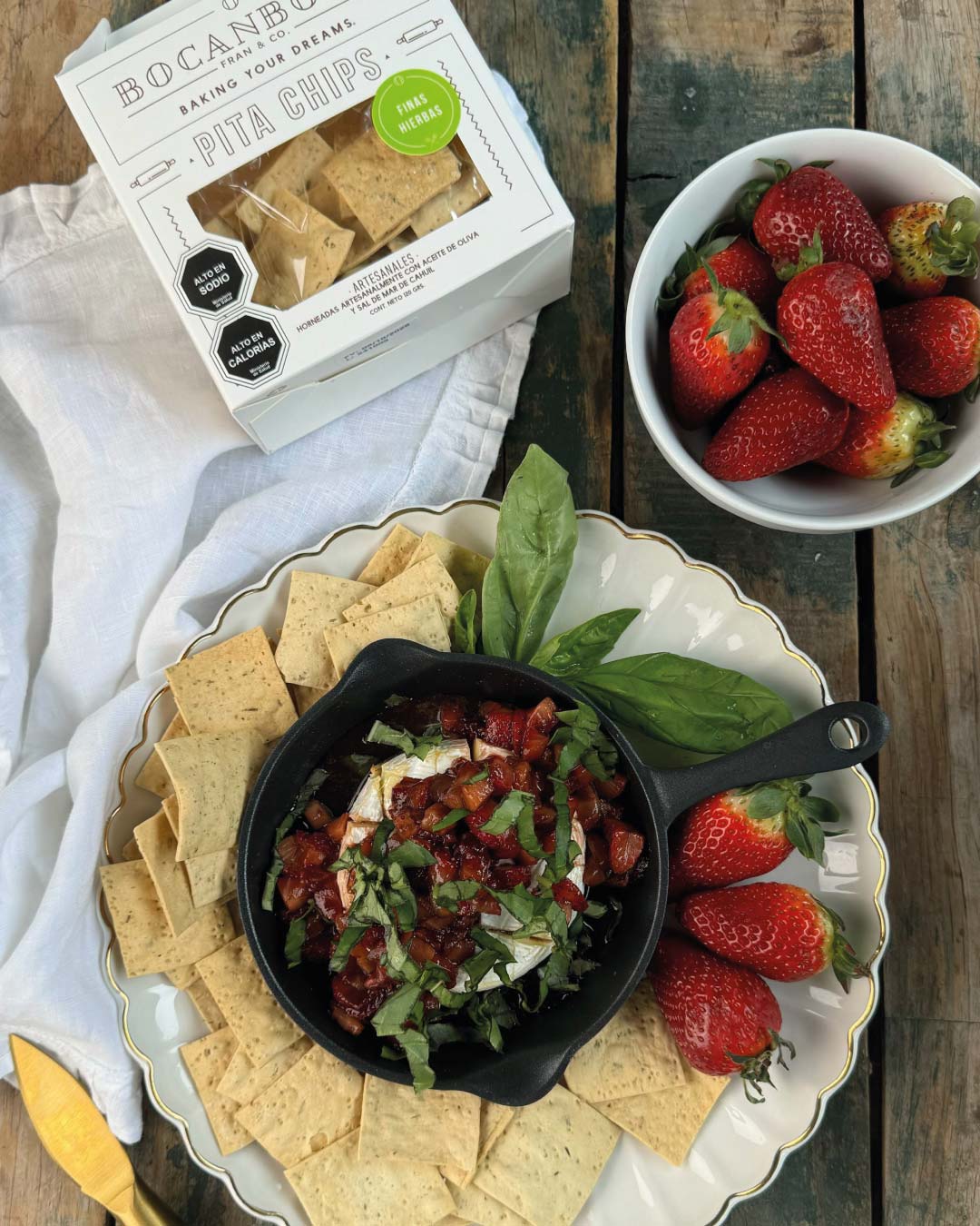 Queso Brie Horneado con Frutillas al Balsámico y Albahaca