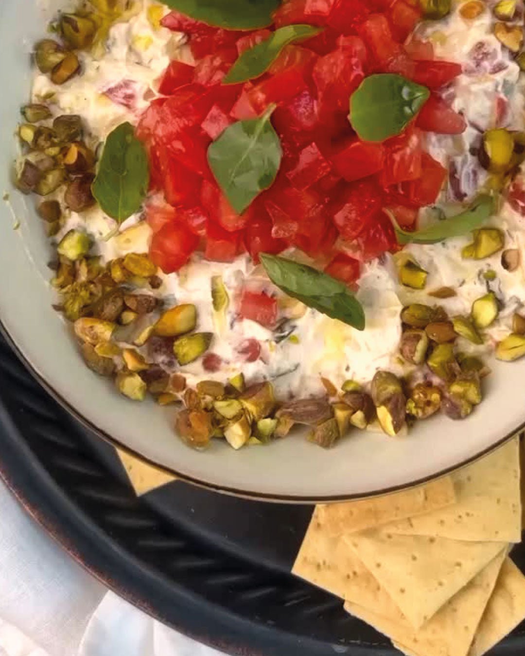 Dip Caprese con Pita Chips