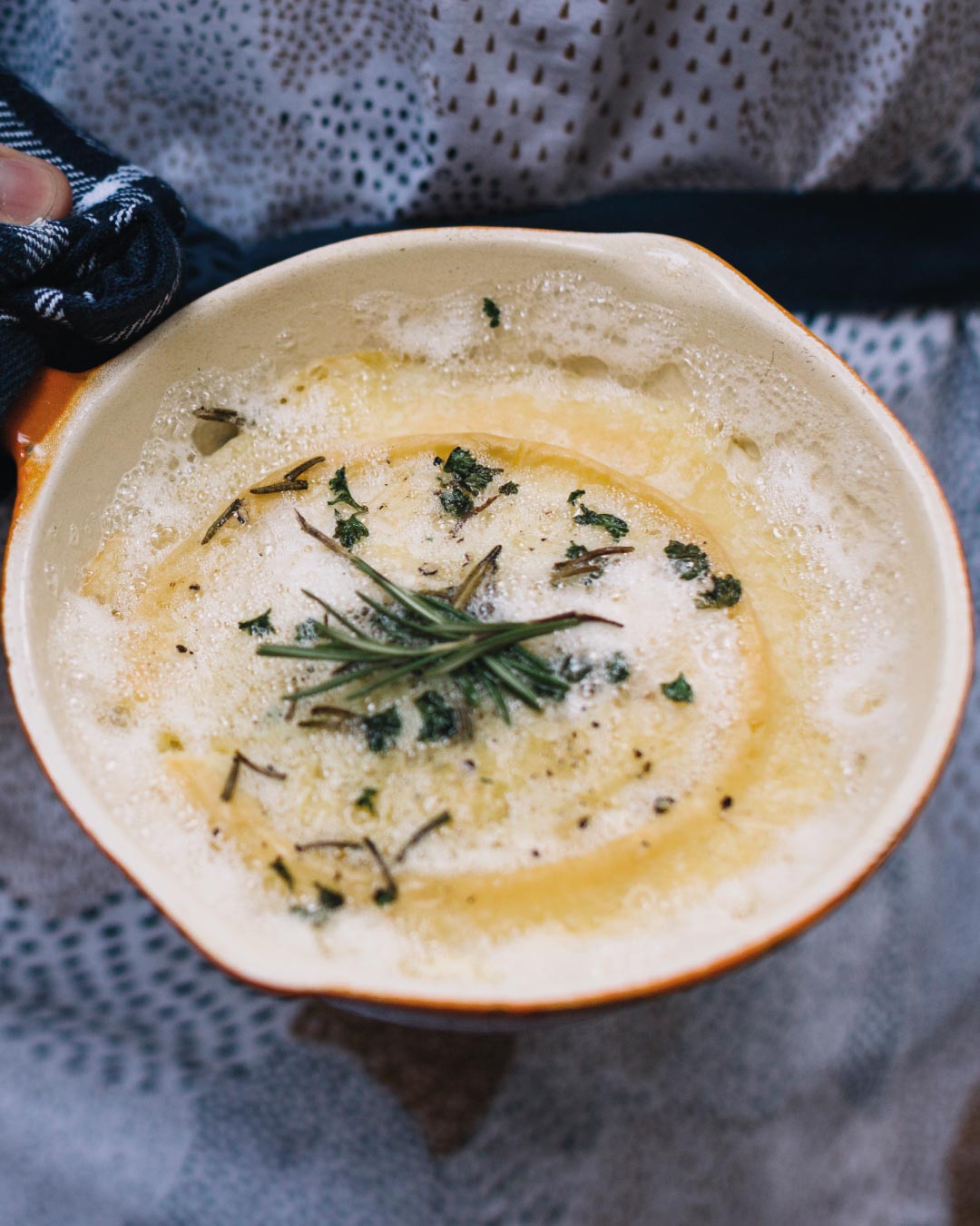Dip de Queso de Cabra al Horno: Aperitivo Primaveral con Aceite de Oliva Extra Virgen