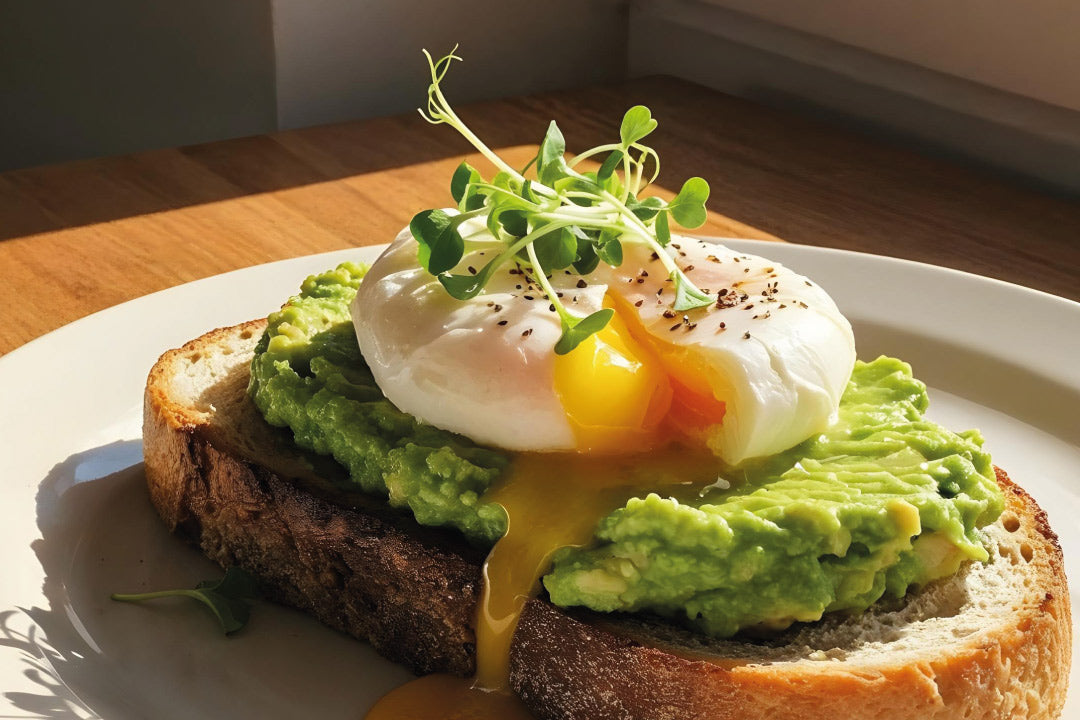 Huevos Pochados con Palta y Pan de Masa Madre