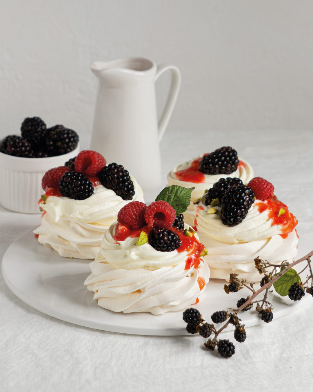 Pavlova de Frutos Rojos: Una Receta Saludable para la Hora del Té