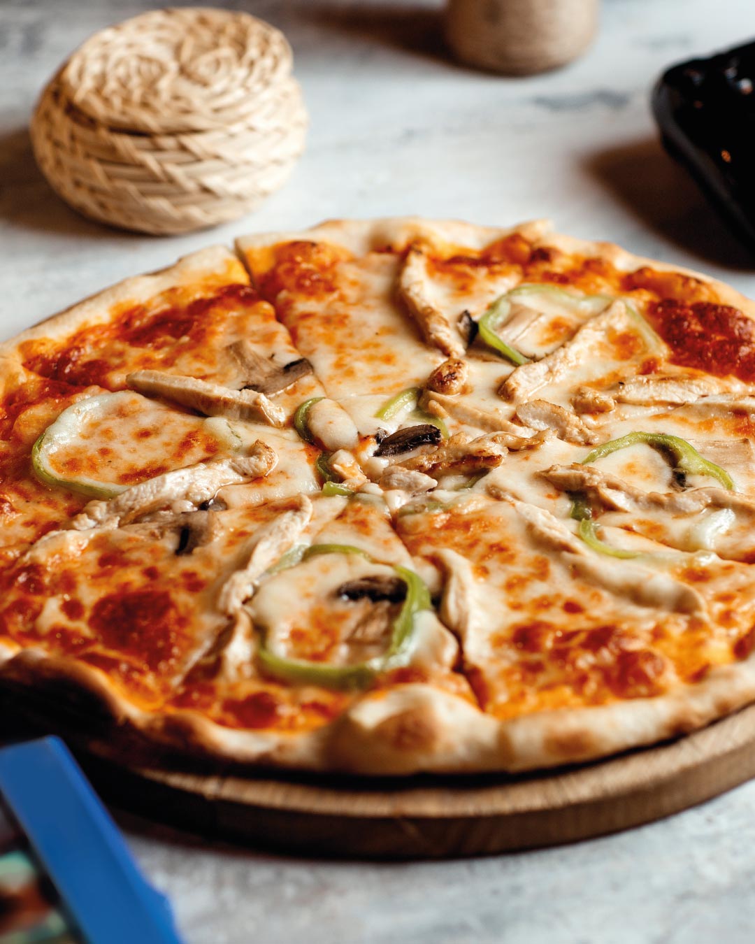 Pizza Saludable con Base de Pollo Molido y Aceite de Oliva Extra Virgen