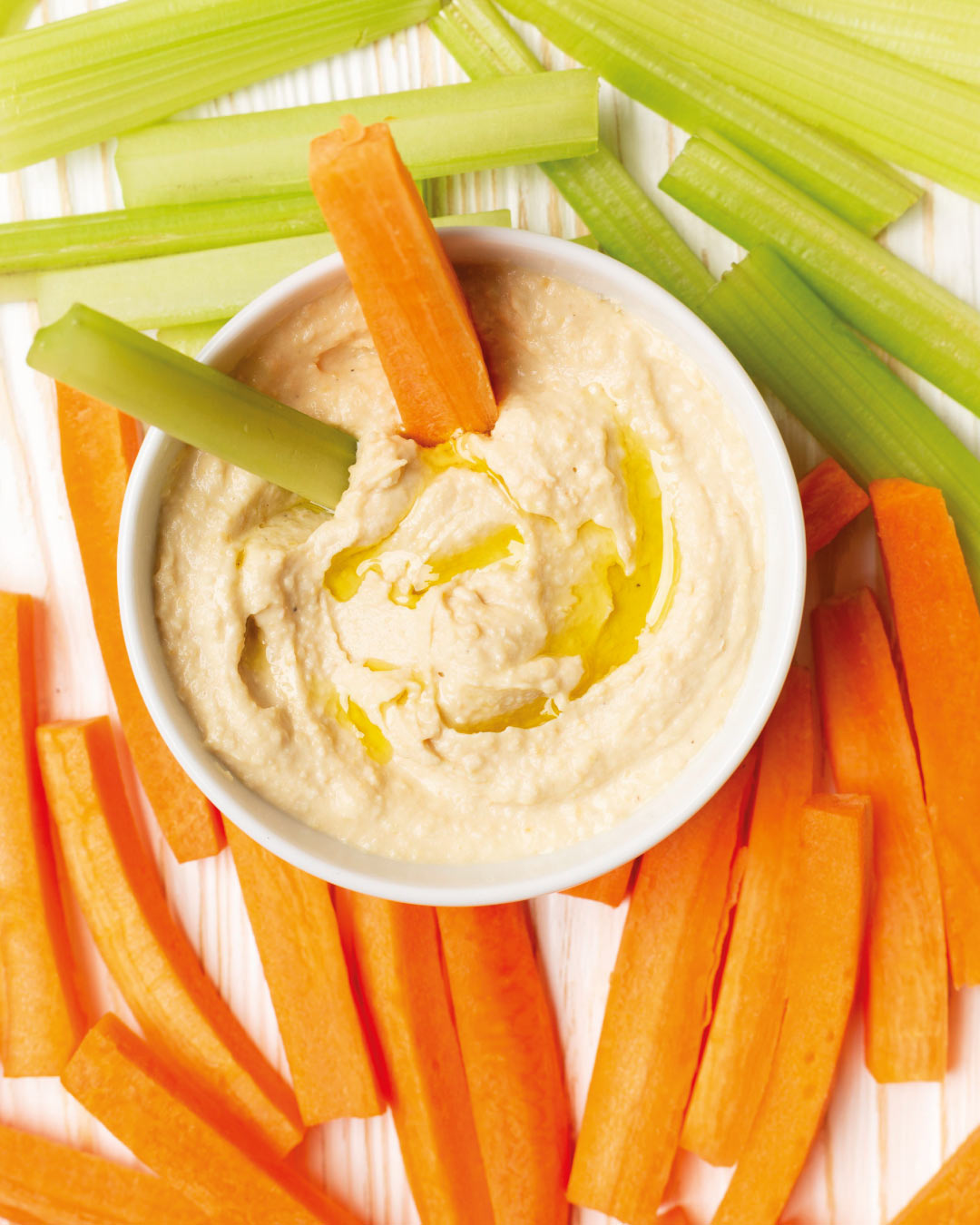 Snack Saludable: Varitas de Apio y Zanahoria con Hummus