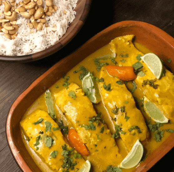 ´Recipiete que contiene salmón al curry preparado con aceite de oliva O-Live & Co