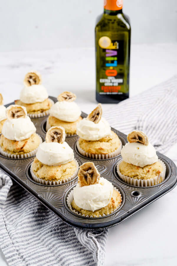 Imagen de ocho muffins de banana junto a una botella de 500ml de aceite O-Live & Co.