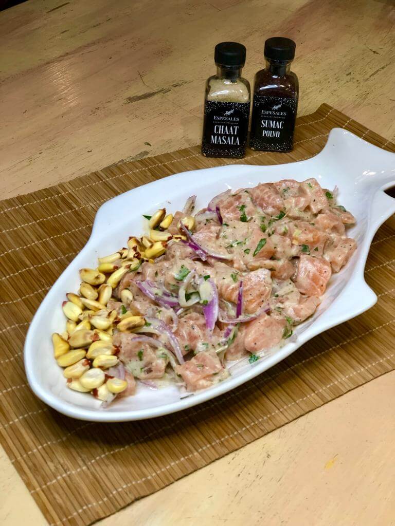 Ceviche Especiado de Salmón en una fuente blanca