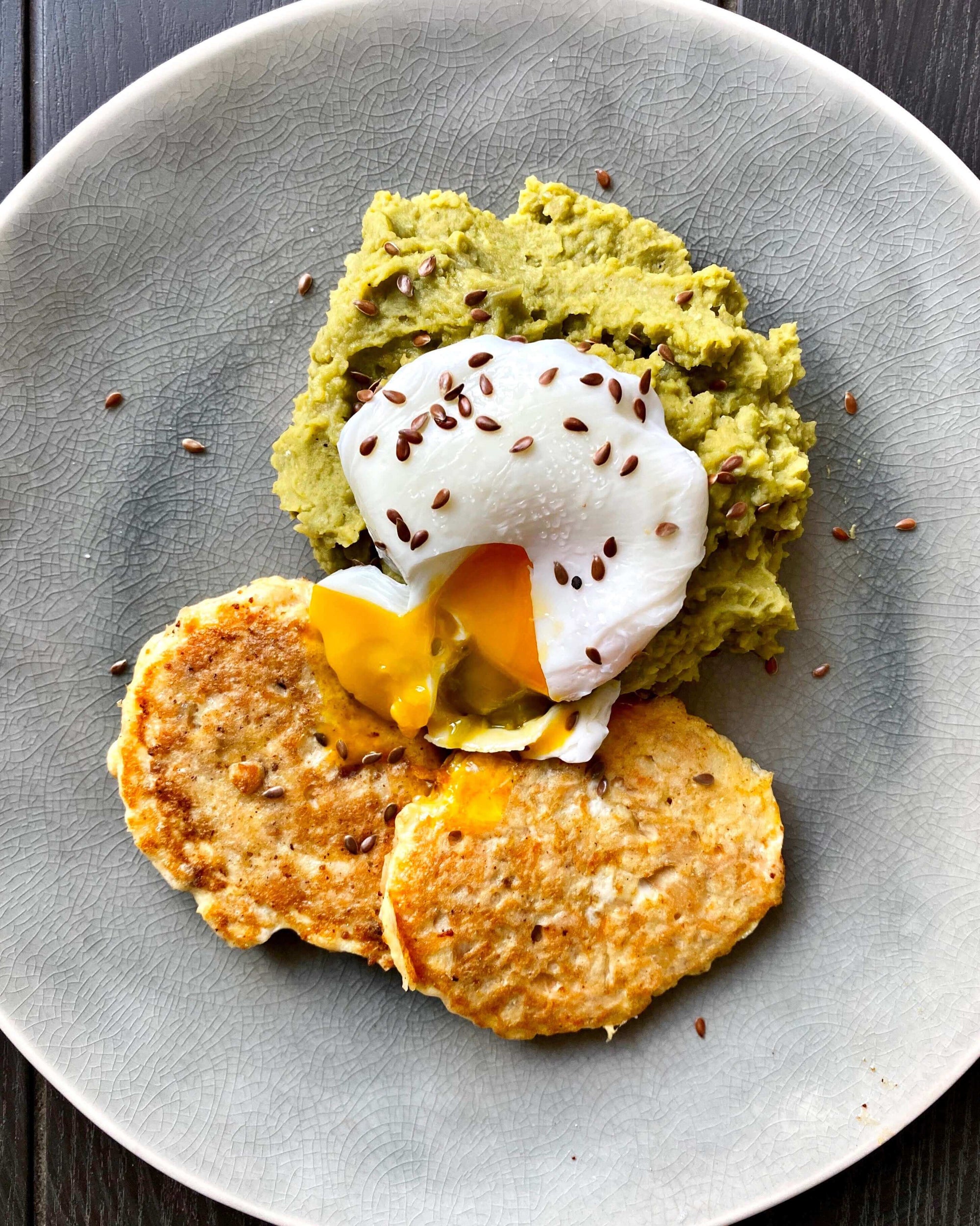 Puré de Arvejas con Croquetas de Salmón