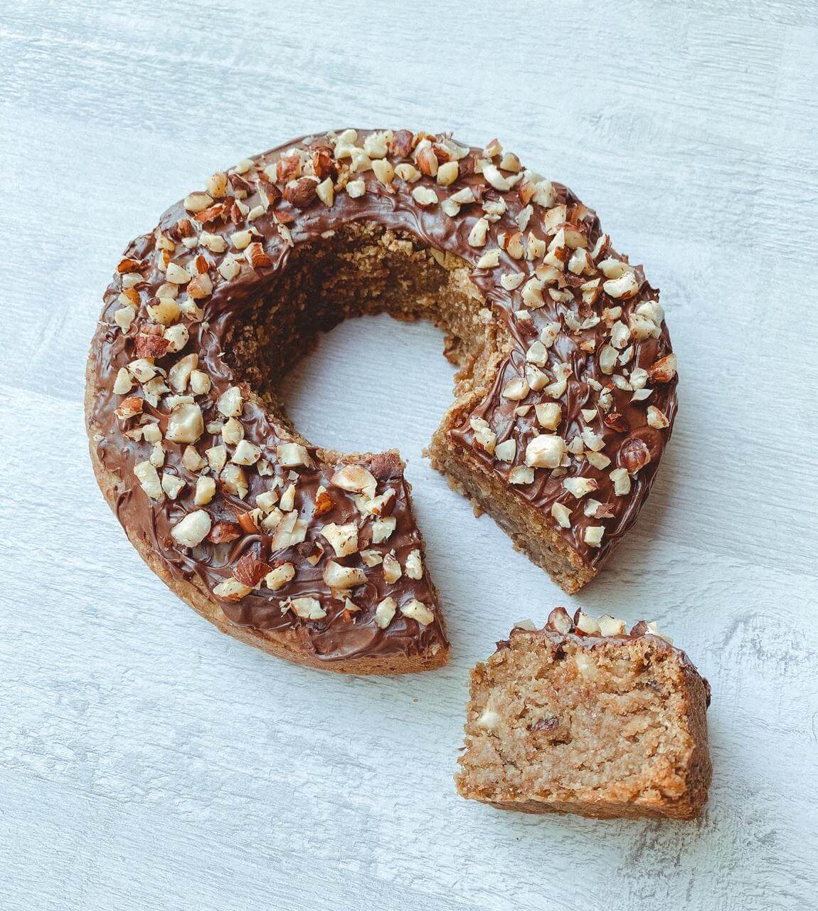 Queque de chocolate en forma de donut con un trozo cortado