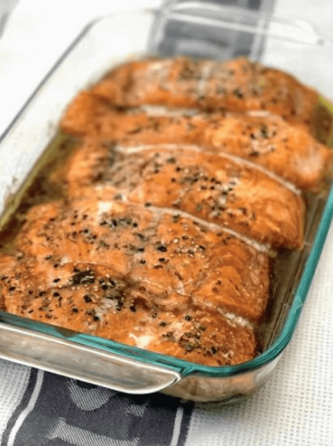 Recipiente de vidrio con salmón oriental.