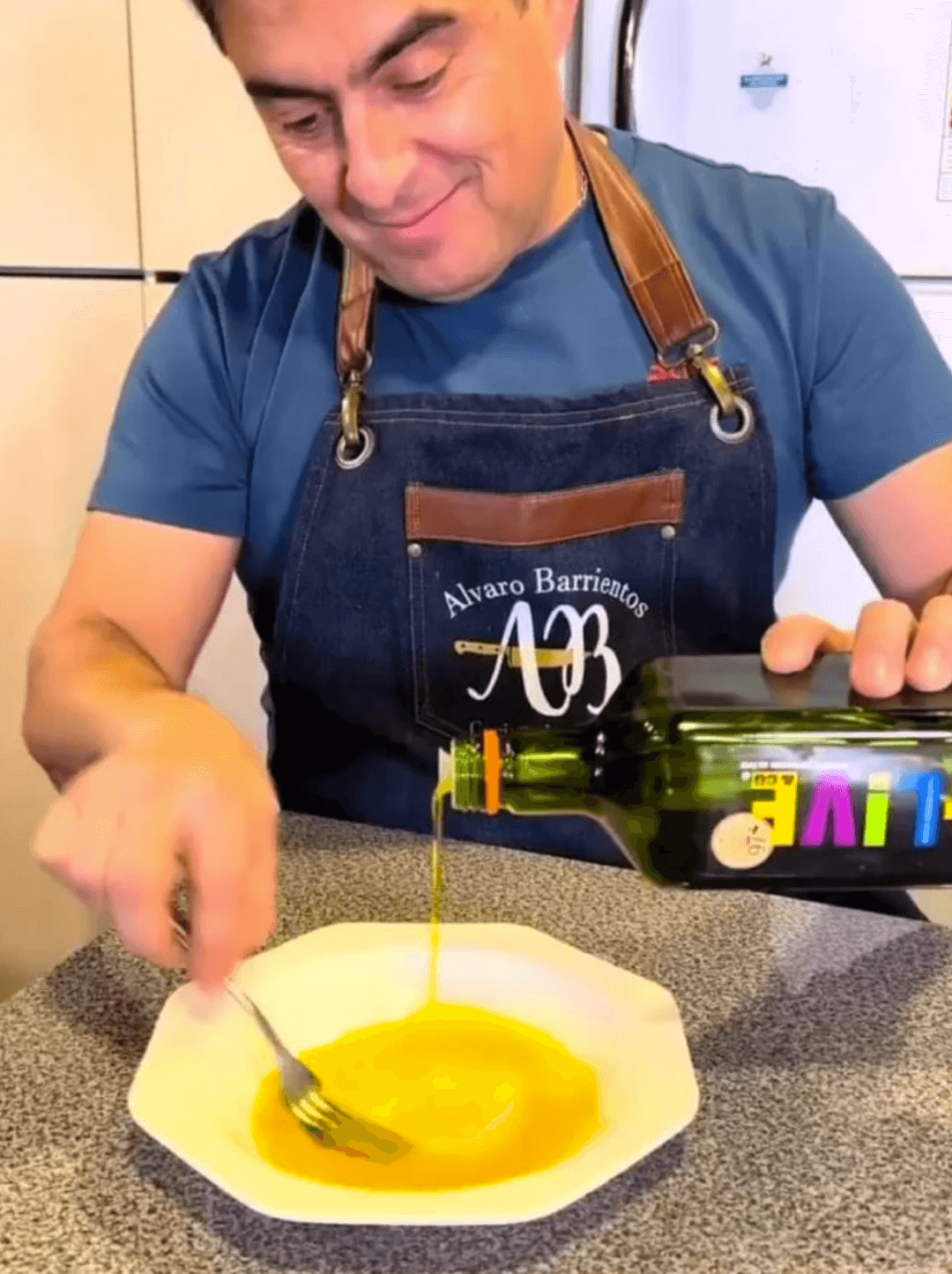 Álvaro Barrientos preparando Mayonesa Casera con Ajo con aceite de oliva O-Live & Co.