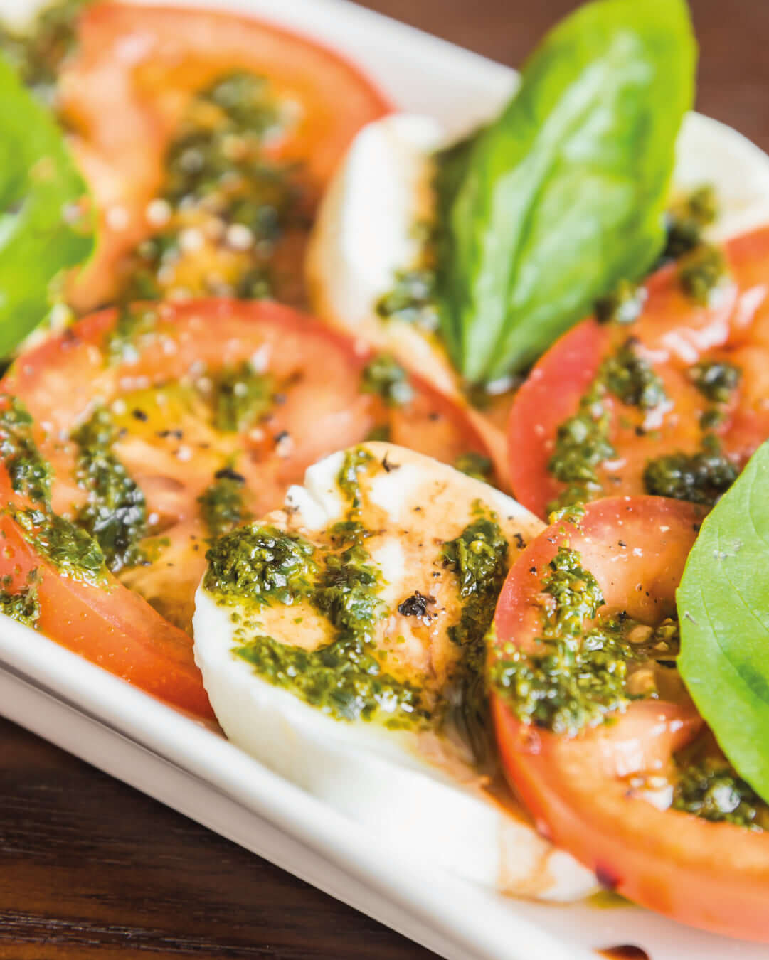 Ensalada caprese con un toque de pesto y aceite de oliva Santiago