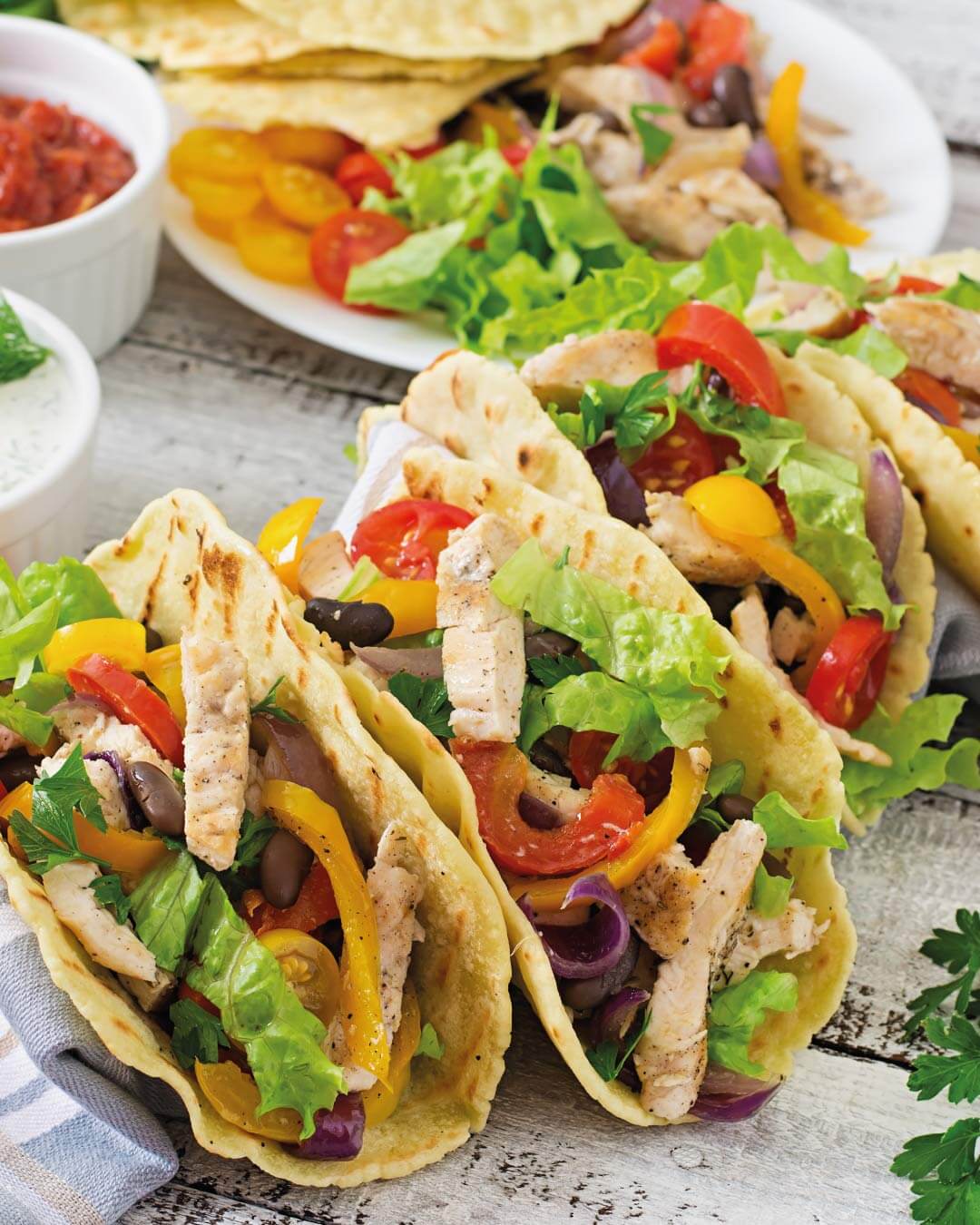 Masa de Taco con Cara de Calabaza Monstruo Rellena de Pollo, Palta, Pimientos y Queso