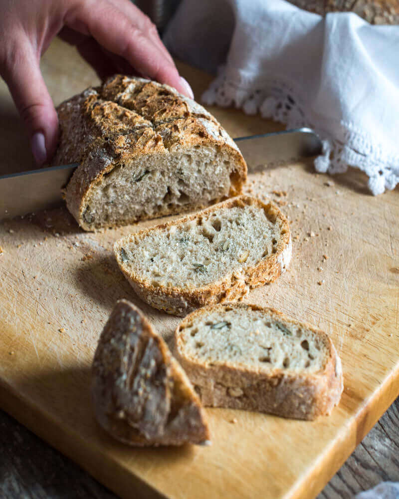 Foto que muestra pan con semillas hecho con aceite de oliva O-Live & Co