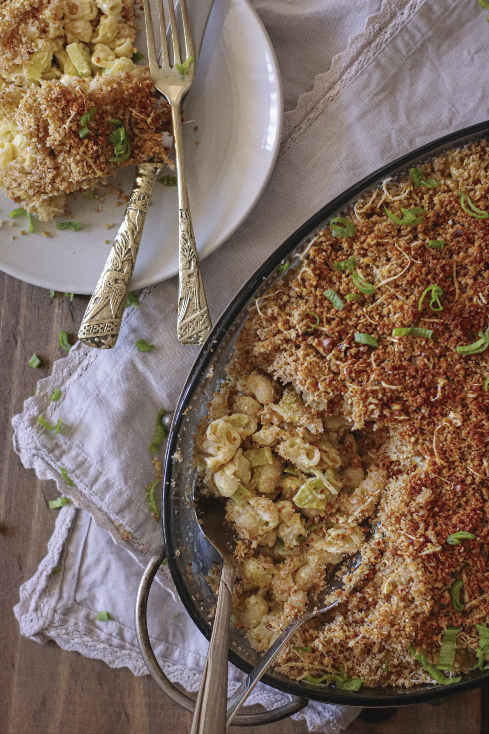 Macarrones con queso servidos en un recipiente