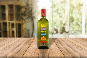 Botella de aceite de Oliva O-Live&Co Robusto de 750 ml sobre una mesa de madera