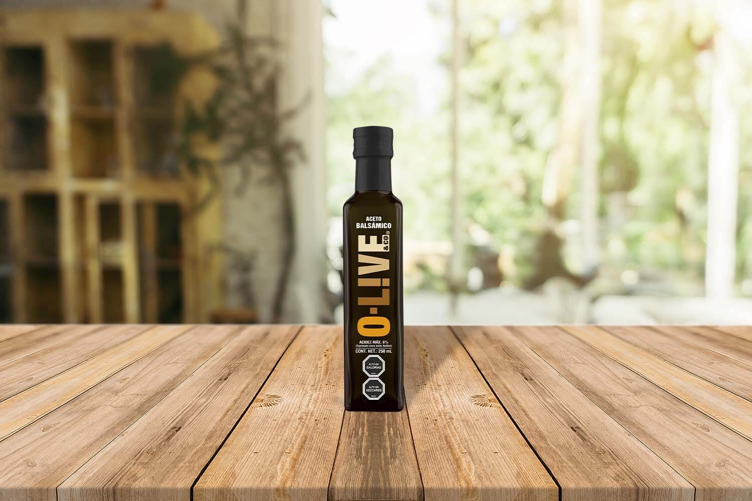 Botella de aceto O-Live&Co de 250 ml sobre una mesa de madera