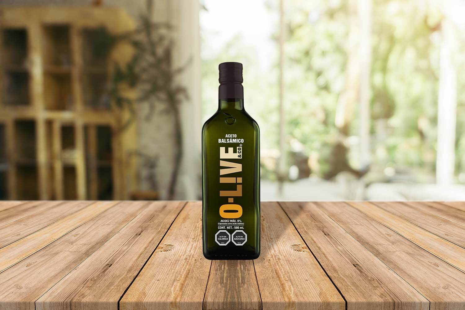 Botella de aceto O-Live&Co de 500 ml sobre una mesa de madera