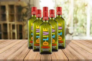 5 Botellas de aceite de Oliva O-Live&Co Robusto de 750 ml sobre una mesa de madera