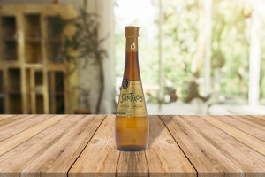 Botella de 500 ml Santiago Premium sobre mesa de madera