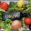 Botella de aceto O-Live&Co entre frutas y verduras