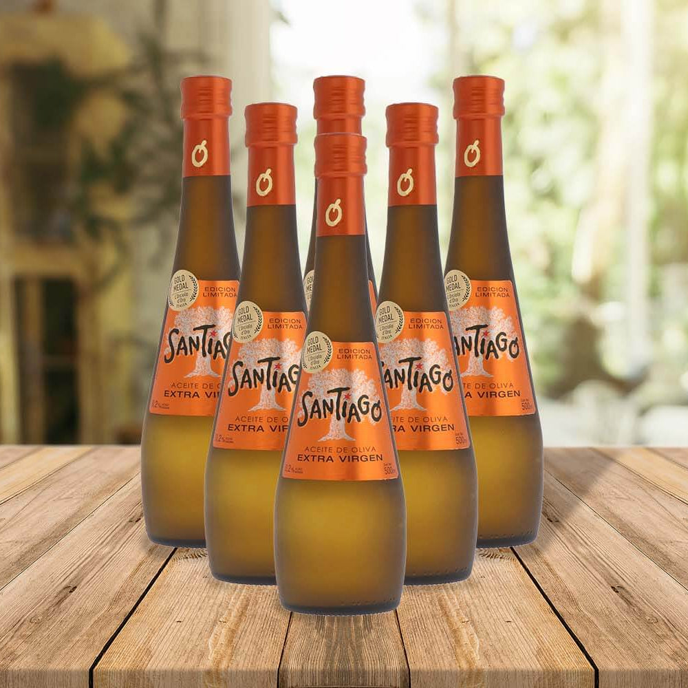 Caja de 6 botellas de aceite de Oliva Santiago Limited de 500 ml sobre una mesa de madera