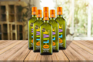 5 botellas de Aceite de Oliva O-Live & Co Medalla de Oro de 750 ml sobre una mesa de madera