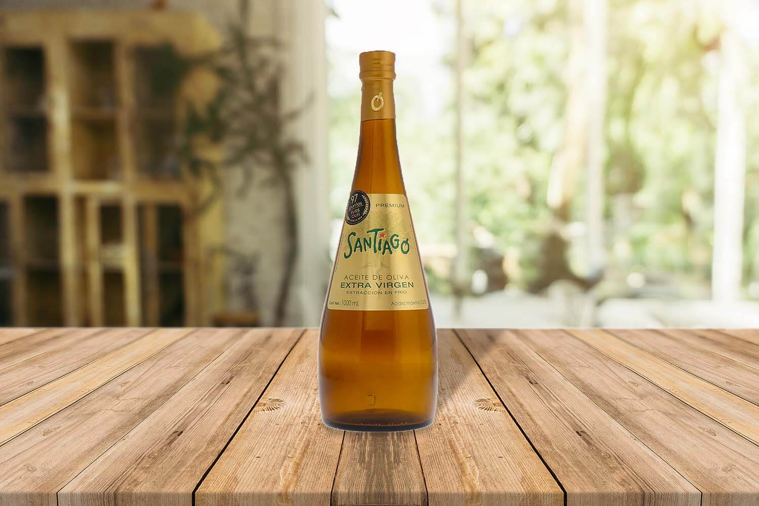 Botella de 1 Lt de Aceite Santiago Premium sobre una mesa de madera