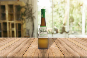 Botella de 500 ml Santiago Orgánico sobre mesa de madera