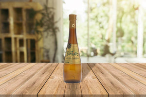 Botella de 500 ml Santiago Premium sobre mesa de madera